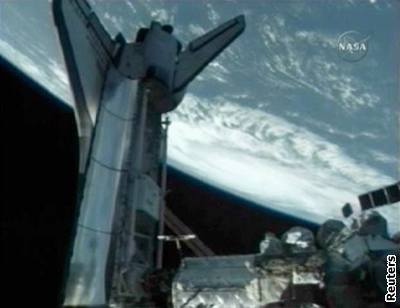 Kamera Mezinárodní vesmírné stanice (ISS) zachytila raketoplán Endeavour s hurikánem Dean v pozadí