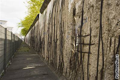 V pondlí si Nmecko pipomene 46. výroí postavení zdi mezi východní a západní ásti Berlína.