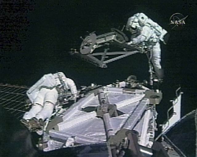 Astronauti z Endeavouru pi práci ve volném kosmu