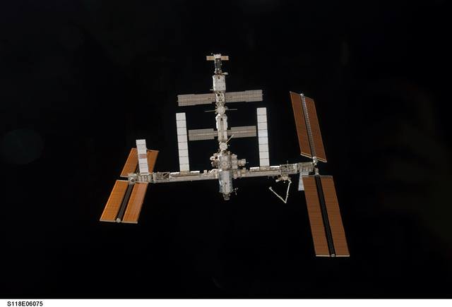 Mezinárodní vesmírná stanice ISS zachycená z pibliujícího se raketoplánu