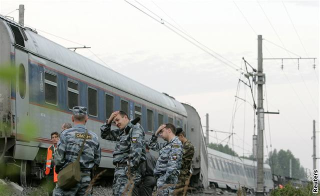 Tém vechny vagony vykolejily, nkteré se pevrátily.