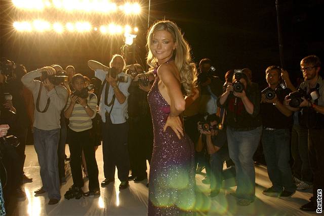 Miss Universe 2004 Jennifer Hawkinsová na pehlídce jarní a letní kolekce znaky Myer v Sydney (8. srpna 2007)