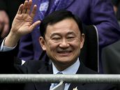 Thajský expremiér inavatra odeel do londýnského exilu. Koupil fotbalový klub Manchester City. Doma mu hrozí 5 let vzení za korupci.