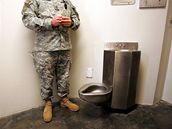 Guantánamo - Tábor 5. Záchod a umyvadlo v cele elezobetonové vznice.