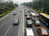 Nejv�t�í tepnou Pekingu práv� projí�d�jí vozy s SPZ s lichými �íslem na konci.