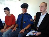 Ondej Roth (vlevo) a Ladislav trob u soudu nechtli piznat, koho napadlo zabít spoluáka.