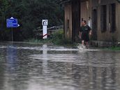 Silnice z Minkovic do Viové se ocitla po vydatném deti pod vodou