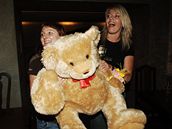 Ewa Farna dostala k narozeninám i obrovského plyového medvda