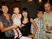 Ewa Farna na narozeninové party se svými rodii a sourozenci