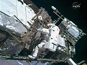 Astronauti bhem výstupu do volného kosmu