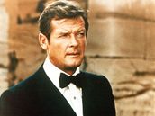 Roger Moore jako James Bond ve filmu Mu se zlatou zbraní