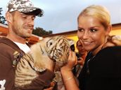 Ex-VyVolení Petr Zvina (z Václaváku) a Monika Chrobáková na ktu vily tetí ady VyVolených