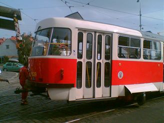 Vykolejen tramvaj . 24