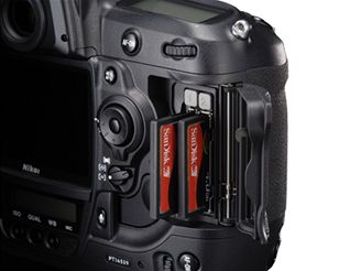 Dva sloty pro karty (Nikon D3)