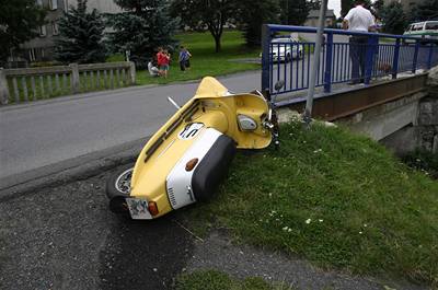 Mu skonil v potoce s váným zranním. kodu na motocyklu odhaduje policie na tisíc korun.