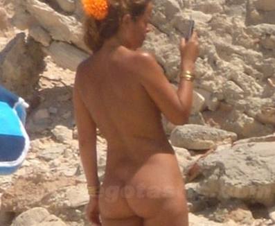 Jade Jaggerová na plái na Ibize