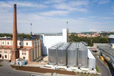 Plzeský Prazdroj instaloval deset nových nádrí na kvaení piva, aby pokryl rostoucí spotebu po svém leáku Pilsner Urquell.