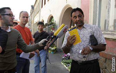 Kulvir Singh, jedna z obtí útoku, mluví s novinái