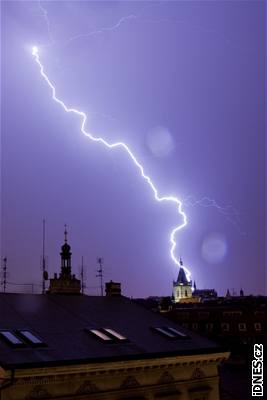 Blesky kiují nebe nad Prahou nad Prahou