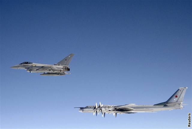 Britská stíhaka Typhoon sleduje v mezinárodním vzduném prostoru ruský bombardér Tu-95