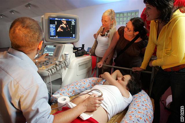 U ultrazvuku se vystídalo deset maminek