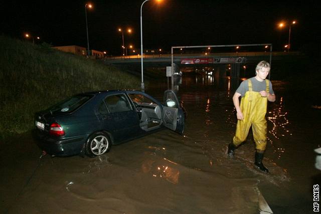 Na níe poloených místech Prahy voda zatopila silnice.