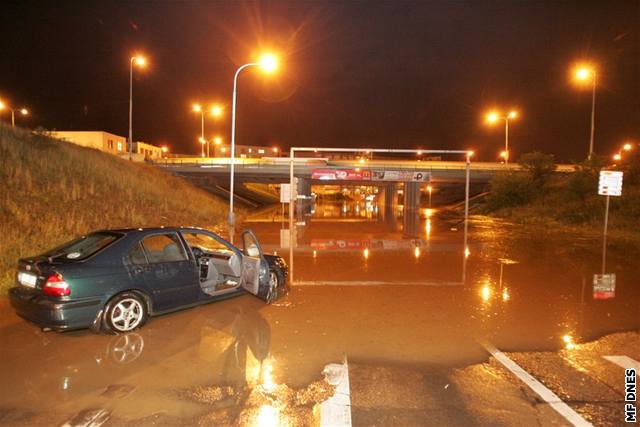 Na níe poloených místech Prahy voda zatopila silnice.