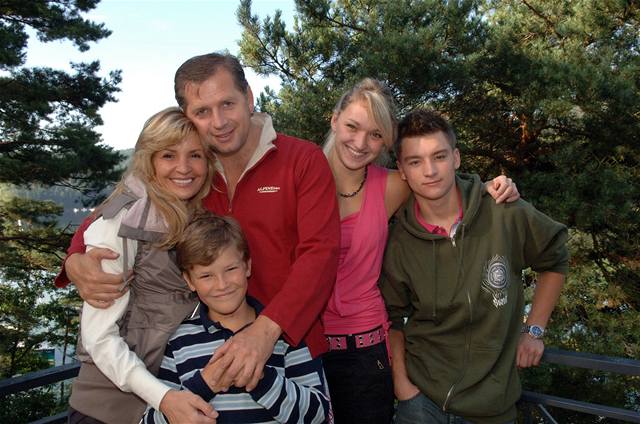 Petr Bendl s rodinou