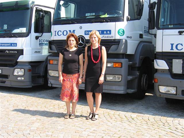 ICOM transport - Kateina a Eva Kratochvílovy ped svými kamiony.