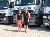 ICOM transport - Kateina a Eva Kratochvílovy ped svými kamiony.