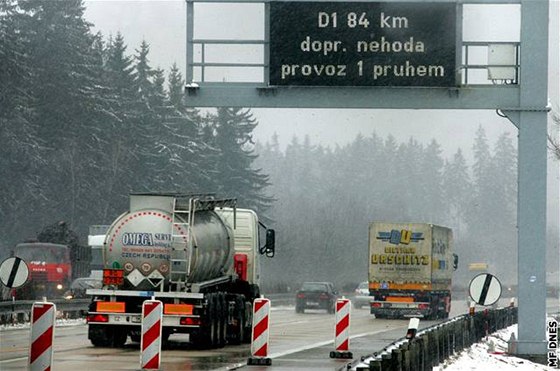 Pokud je na dálnici njaký problém, jazyka neznalí idii vzkazu neporozumjí.