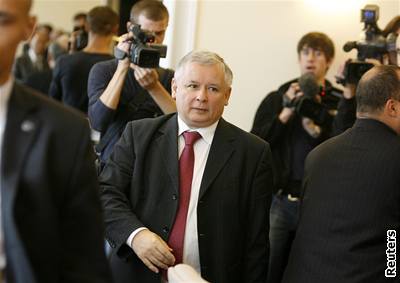 Premiér Jaroslaw Kaczynski. Jeho partaj Právo a spravedlnost má volie pedevím na venkov.