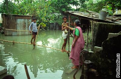 Voda je nyní v Bangladéi tém vude, té pitné se ovem nedostává