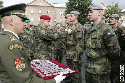 etí vojáci pebírají vyznamenání za slubu v jednotkách NATO.