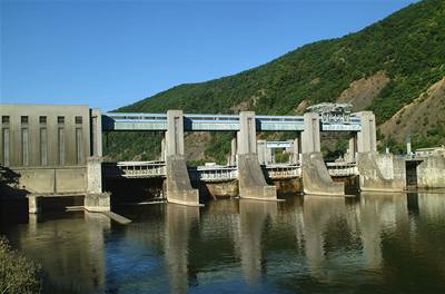 EZ provozuje adu vodních elektráren, jako napíklad elektrárnu Vrané na obrázku. Novou elektrárnu by chtl postavit také v Makedonii.