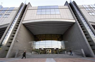 Hlavní budova EP v Bruselu u jméno má. Rozhoduje se o jménech pro pístavky