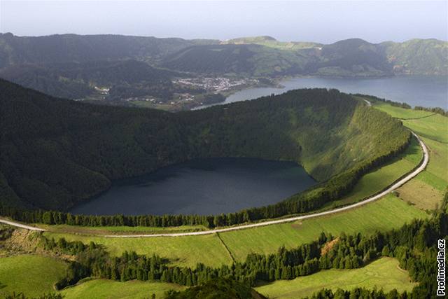 Jedno z mnoha jezer na ostrov Pico