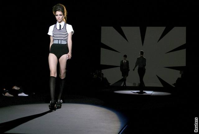 Modelka pedvádí kolekci L.A.M.B. zpvaky a návrháky Gwen Stefani bhem Newyorského týdne módy (5. záí 2007)