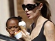 Angelina Jolie s dtmi v Bentkch.