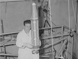 Technici pipojuj Explorer 1 ke tvrtmu stupni nosn rakety Juno 1
