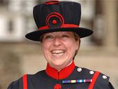 Moira Cameronová, první �enský beefeater v d�jinách