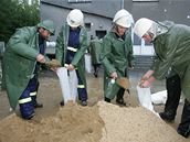 Dobrovolníci a hasii staví hráze rozvodnnému ervenému potoku v obci Stará ervená Voda (6. 9. 2007)