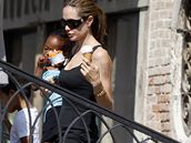 Angelina Jolie s dtmi v Benátkách.
