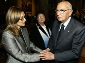 LOUENÍ S PAVAROTTIM. Italský prezident Giorgio Napolitano kondoluje Nicolett Mantovani, vdov po pvci. (7. záí 2007)