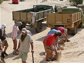 Tobruk - natáení v Tunisku - stavní pískového valu