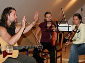 Richard Krajo z kapely Krytof zkouí s houslistkami na akustické turné