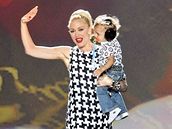 Zp�va�ka a návrhá�ka Gwen Stefani se synem Kingstonem na p�ehlídce vlastní zna�ky L.A.M.B. b�hem Newyorského týdne módy (5. zá�í 2007)
