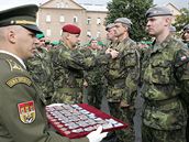 etí vojáci pebírají vyznamenání za slubu v jednotkách NATO.