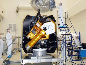Montáž sondy Deep Impact - průletová část s dalekohledy