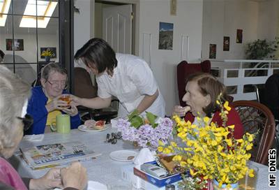 V domov pro seniory Longevita senio v Trnové na Plzesku se snídan ve spolené jídeln podává v 10 hodin. Pinesou ji vak i na pokoj.